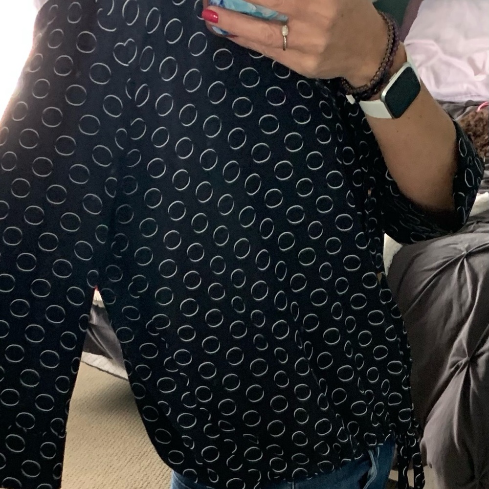 Beautiful, flattering blouse - Picture 2 of 3
